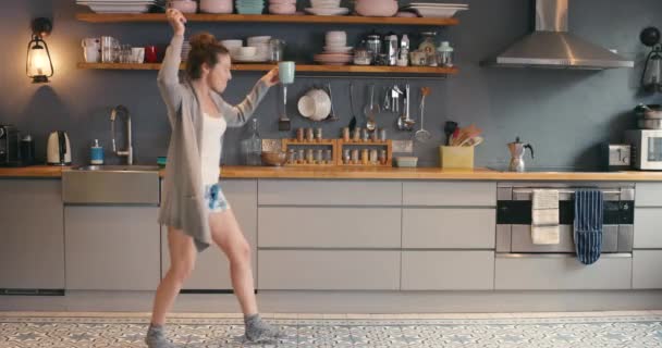 Музыка Женщина Танцует Кофе Кухне Своего Дома Счастье Праздник Свобода — стоковое видео