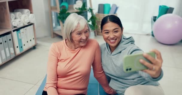 Φυσικοθεραπεύτρια Selfie Χαρούμενη Ηλικιωμένη Γυναίκα Στη Φυσιοθεραπεία Μετά Από Άσκηση — Αρχείο Βίντεο