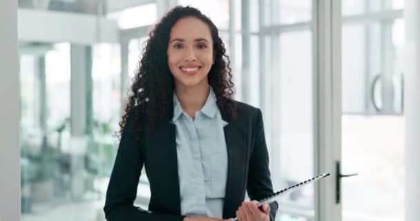 Посміхайтеся Документи Ділова Жінка Корпоративному Робочому Місці Сміються Над Смішним — стокове відео