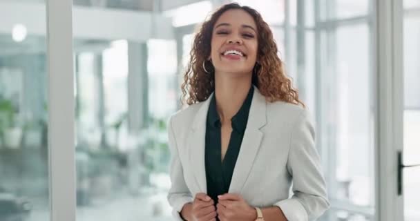 Twarz Szczęście Ramiona Skrzyżowane Bizneswoman Biurze Śmiejąc Się Dowcipu Jednocześnie — Wideo stockowe