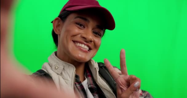 Femme Heureuse Sourire Signe Paix Pour Selfie Sur Écran Vert — Video