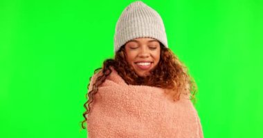 Battaniye, rahat ve yeşil ekrandaki bir kadının yüzü stüdyonun arka planında izole edilmiş. Mutlu, rahat ve genç bir kızın portresi. Kışın rahatlamak için yorganın altında sıcaklığı ve mutluluğu var..