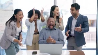 Siyahi adam, alkışlayan ya da heyecanlandıran iş adamları başarı, hedefler ya da satış hedefi başarısı. Takım alkışı, grup desteği ya da mutlu iş arkadaşları dizüstü bilgisayarla yapılan anlaşmayı kutluyorlar..