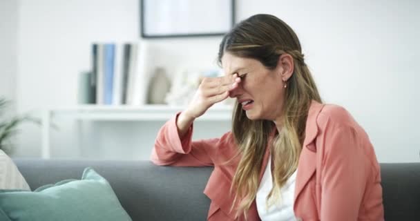 Θλιβερή Γυναίκα Άγχος Και Κλάμα Στον Καναπέ Του Σαλονιού Κατάθλιψη — Αρχείο Βίντεο