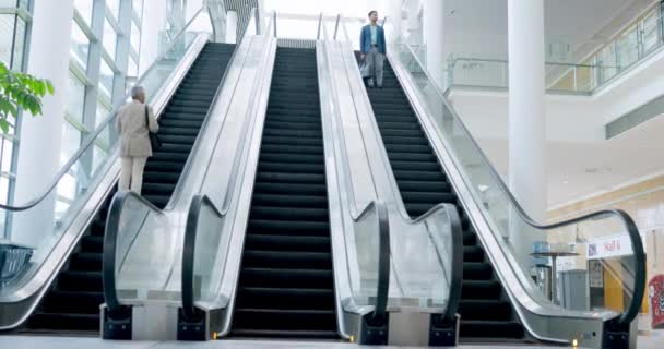 Üzletemberek Iroda Utazás Mozgólépcsőn Lépcsők Alkalmazottak Épület Bejáratánál Vagy Termináljánál — Stock videók