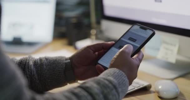 Telefon Ekranı Eller Işadamı Web Sitesi Için Ofisinde Iletişim Bilgileri — Stok video