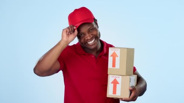 箱送货 问候或在工作室里的快乐人 为您提供物流快递服务 产品运输或感谢您 货物蓝色背景的非洲人的包件分发 头颅或脸部 — 图库视频影像