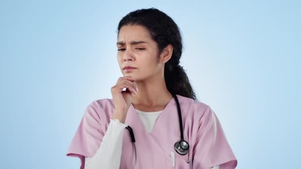 Pensamento Dúvida Mulher Enfermeira Estúdio Com Reflexão Pergunta Adivinhe Expressão — Vídeo de Stock