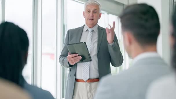 Starszy Biznesmen Tablet Prezentacja Spotkaniu Dla Coachingu Planowania Lub Współpracy — Wideo stockowe