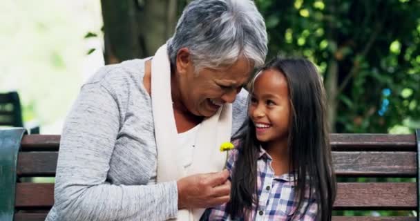 Happy Wanita Senior Dan Anak Anak Dengan Bunga Taman Taman — Stok Video