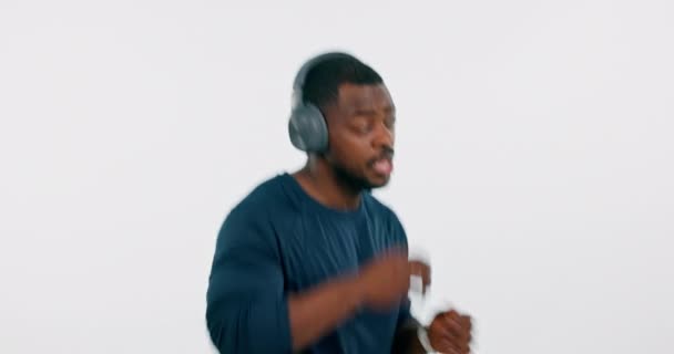 Auriculares Musicales Fatiga Hombre Negro Corriendo Estudio Sudando Agotado Atleta — Vídeo de stock