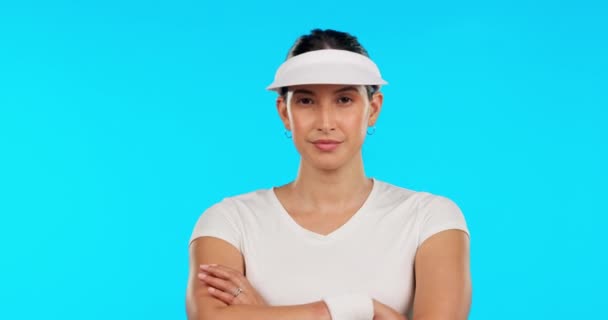 Serios Deportivos Cara Una Mujer Con Los Brazos Cruzados Aislados — Vídeos de Stock