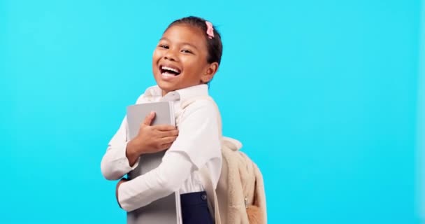 School Boeken Portret Van Kind Enthousiast Voor Onderwijs Huiswerk Geïsoleerd — Stockvideo