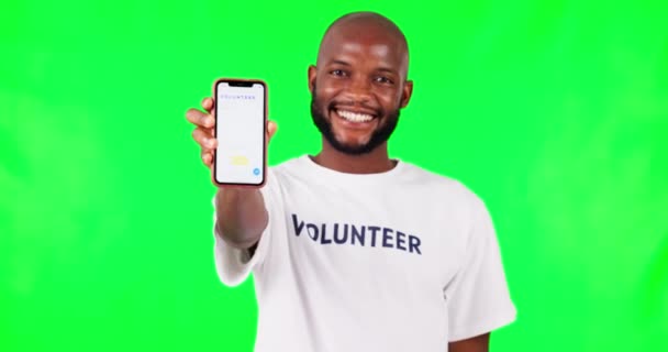 Homem Negro Telefone Redes Sociais Tela Verde Voluntário Serviço Comunitário — Vídeo de Stock