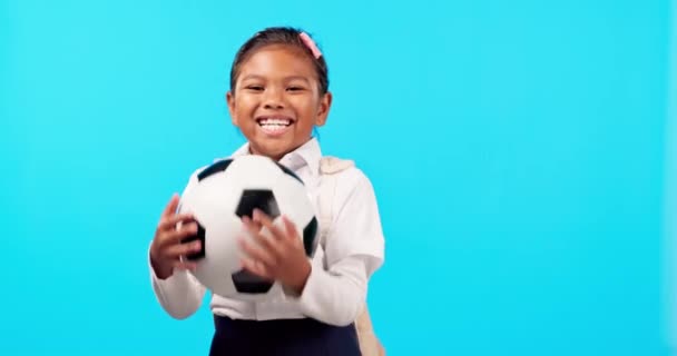 Девочка Ребенок Футбол Студия Улыбки Лице Танцы Рюкзак Спорта Обучение — стоковое видео