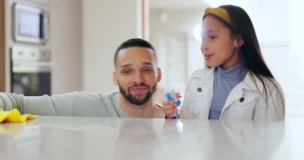 Otec Dítě Sprej Kuchyňský Stůl Čištění Hygiena Dezinfekce Nebo Zdraví — Stock video