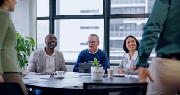 商界人士 与公司团队的合作与会面 并面带微笑 与客户管理部门合作的团队合作 员工和企业集团 以及与沟通和工作单位一起工作的人员 — 图库视频影像