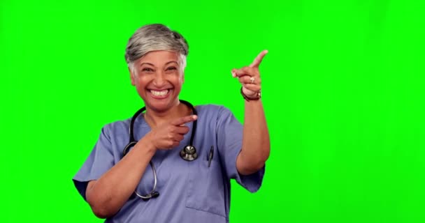 Улыбка Зеленого Экрана Пожилая Женщина Хирург Указывают Объявление Лекарстве Уведомление — стоковое видео