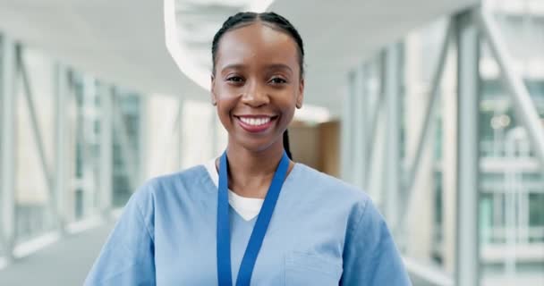 护士和快乐的黑人妇女的脸 带着微笑寻求医疗支持 友好的服务和照顾 以健康 咨询和职业为目的的女护生保健 诊所和肖像 — 图库视频影像
