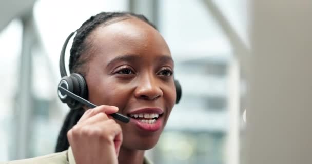 Çağrı Merkezi Gülümseme Siyah Kadın Müşteri Hizmetleri Için Konuşuyor Destek — Stok video
