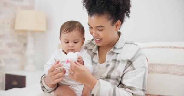 Madre Bebé Niño Con Juguete Para Desarrollo Aprendizaje Crecimiento Hogar — Vídeo de stock