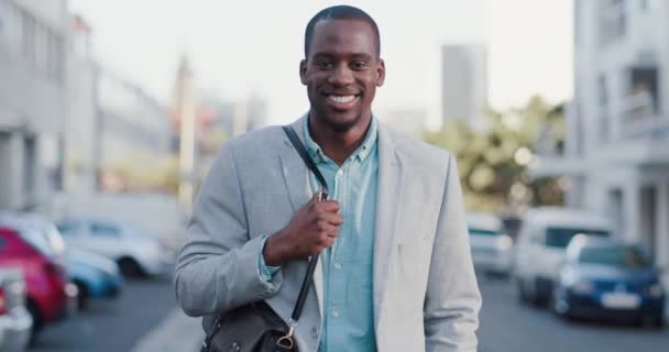 Счастливый Уличный Лицом Лицу Чернокожим Человеком Городе Корпораций Миссии Развития — стоковое видео