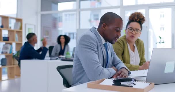 私たちのビジョンのトレーニングや導入のためのオフィスでビジネス黒人女性とノートパソコン チームワークとメンター 仕事中の女性従業員と話すコンピュータ コラボレーション 男性マネージャー — ストック動画