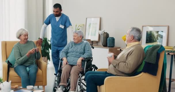 Ouderen Glimlachen Groep Praten Met Verpleegster Voor Zorg Liefde Gelukkig — Stockvideo