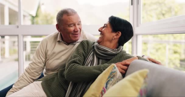 Lustig Senioren Paar Und Entspannen Auf Dem Sofa Mit Liebe — Stockvideo