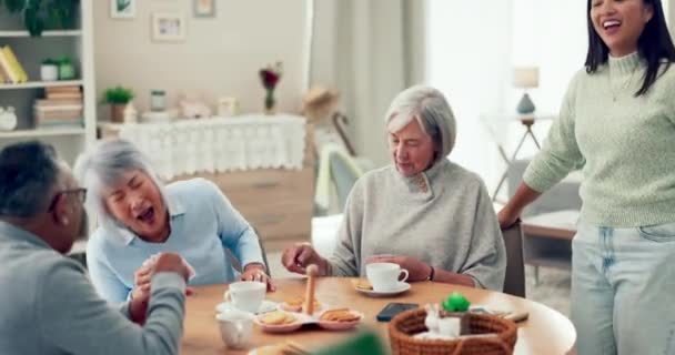 高齢者 テーブルでトランプをしたり 介護施設で笑ったり話したりします 年配の女性 お茶とボンディングのためのゲームと引退で一緒にリラックスする — ストック動画