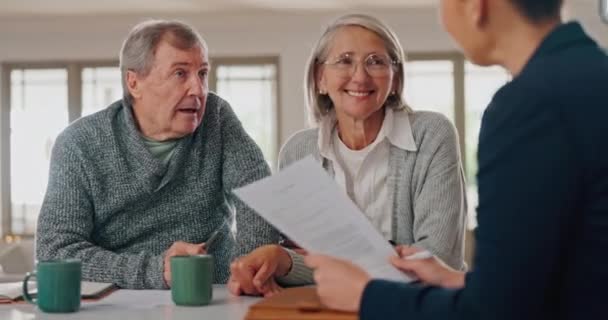 Yaşlı Çift Belgeler Emeklilik Danışmanı Danışma Evde Planlama Kıdemli Erkek — Stok video