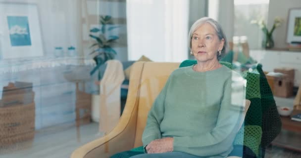 Pensare Stress Donna Anziana Sulla Sedia Con Perdita Memoria Dubbio — Video Stock