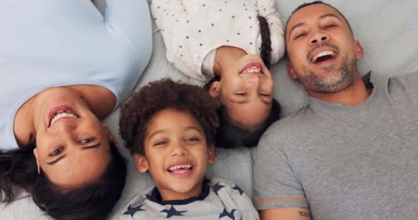 Cinta Bahagia Dan Wajah Keluarga Bersantai Tempat Tidur Bersama Sama — Stok Video