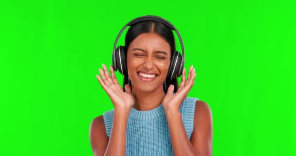 Mulher Feliz Fones Ouvido Ouvir Música Tela Verde Dança Contra — Vídeo de Stock