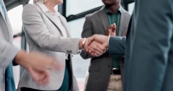 Affärsmän Applåder Och Handslag Vid Ombordstigning Affär Samarbete Eller Gratulationer — Stockvideo