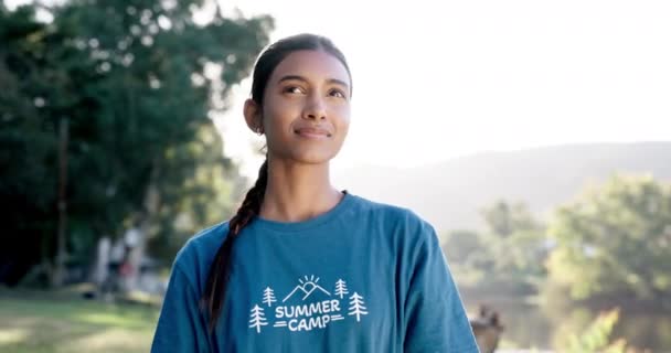 夏のキャンプ 森の中で冒険のためのコミュニティサービスボランティアとして自然の中で思考や女性の屋外 キャンプ ハイキング 自由または旅行のための森林環境におけるインド人の顔 — ストック動画