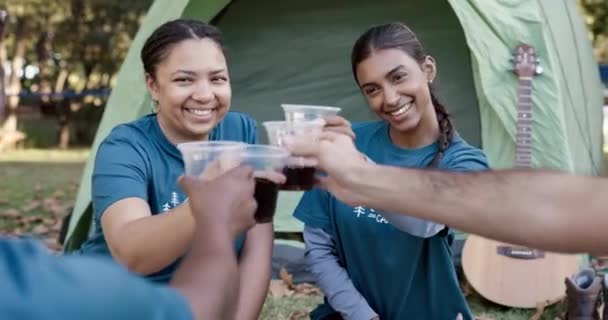 在露营旅行 冒险或早上与朋友一起喝一杯啤酒 咖啡或茶 一起举杯庆祝 庆祝或与饮料结伴 — 图库视频影像