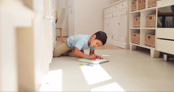 知識や開発のために自宅で床に描画 学習や子供 家庭学校のための地面に教育 芸術と創造的な子供 宿題を書くか 紙の上に虹をスケッチすることに焦点 — ストック動画
