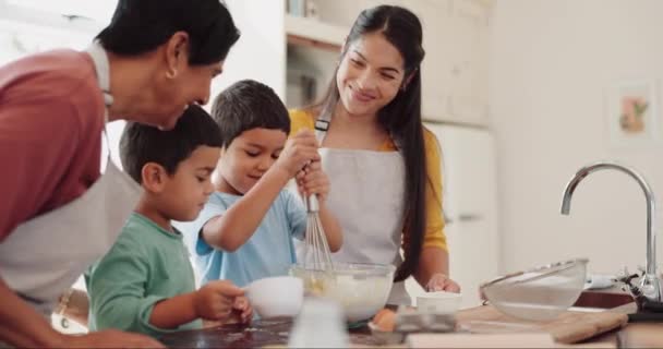 孩子们和妈妈一起在家里的厨房里烘焙或快乐的烹调菜谱 帮助或教孩子们用面碗做饼干的兄弟姐妹 发展或祖母 — 图库视频影像