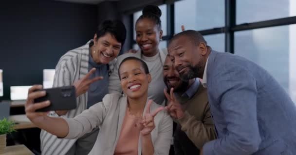 オフィス会社のチームとの平和の印が付いている笑顔 セルフィーおよびビジネス人 Vハンドを持つグループ ソーシャルメディアで幸せなメモリのためのプロフィール画像を持つ従業員および労働者 — ストック動画