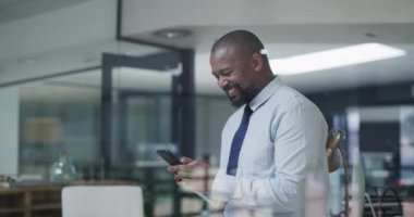 Telefon, yüz ve iş iletişimi, ofis ağı ve gece sosyal medyası olan mutlu bir adam. Şirket, profesyonel ya da Afrikalı kişi mobil uygulama, sohbet ya da cam pencere arkasında daktilo.