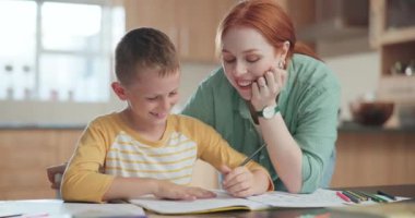 Aile, okul ve bir anne oğluna ödevlerinde yardım ediyor ya da ders çalışıyor ya da mutfakta yazıyor. Öğretmenlik, eğitim ve mutlu bir genç çocuk uzaktan öğrenme ya da ebeveyniyle evde eğitim.