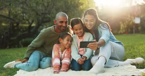 Mutlu Aile Selfie Ebeveynler Sosyal Medyayı Interneti Interneti Güncellemek Için — Stok video