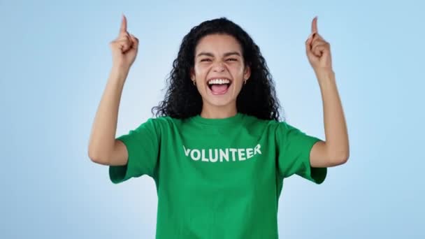 Voluntariado Señalando Hacia Arriba Cara Mujer Fondo Azul Para Caridad — Vídeos de Stock