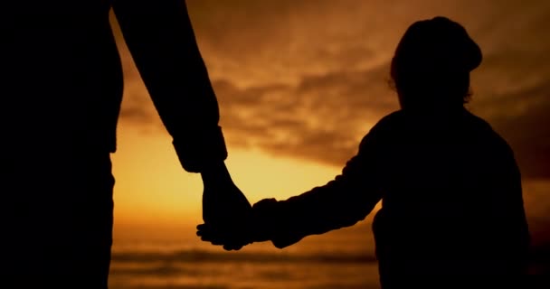 Silhouette Vater Und Kind Händchen Haltend Sonnenuntergang Strand Für Fürsorge — Stockvideo