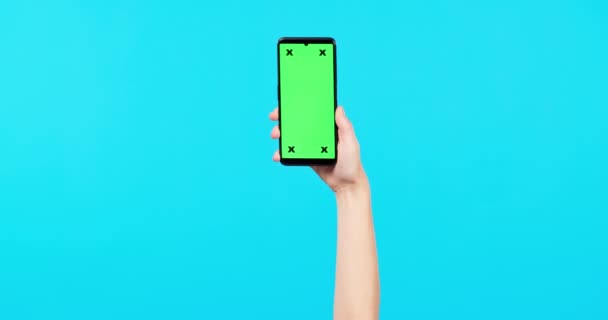 使用绿色屏幕的个人 手和电话模型 用于在蓝色工作室背景下做广告 手持智能手机应用程序 用于模拟空间 铬钥匙或跟踪标记上的广告 — 图库视频影像
