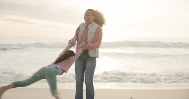 Boldog Forgó Egy Anya Egy Gyerekkel Tengerparton Kötődés Játék Nyár — Stock videók