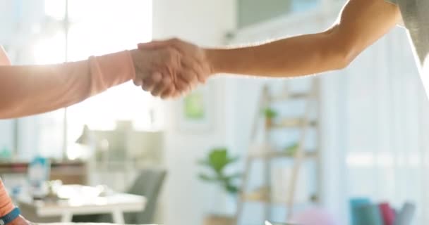 Människor Handslag Och Äldreomsorg Som Tack För Mötet Tacksamhet Eller — Stockvideo