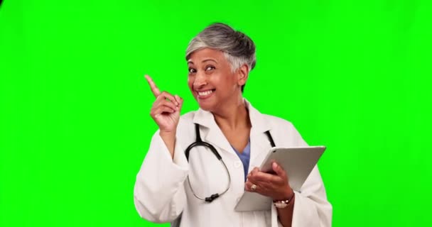 ヘルスケアプレゼンテーション プロモーションや保険のアドバイスやサポートで緑の画面上の医師 ポインティングやタブレット シニアの顔 デジタル技術を持つ医療女性とスタジオの背景にモックアップを表示します — ストック動画