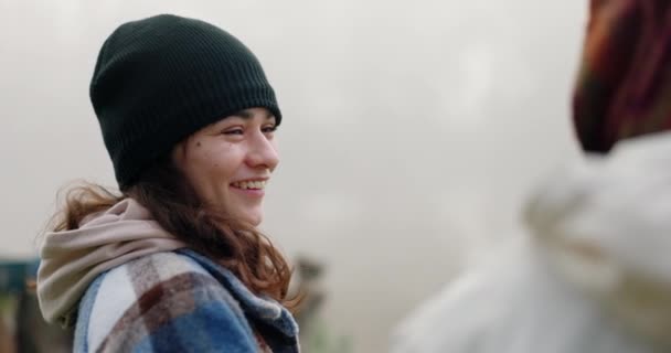 Girl Tertawa Dan Berkemah Dengan Percakapan Alam Untuk Perjalanan Atau — Stok Video